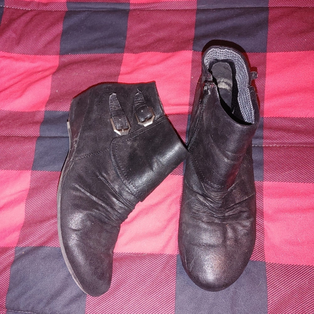 Non Branded boots.